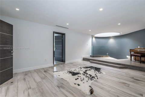 Casa en alquiler en Miami, Florida, 7 dormitorios, 743.22 m2 № 1947771 - foto 18