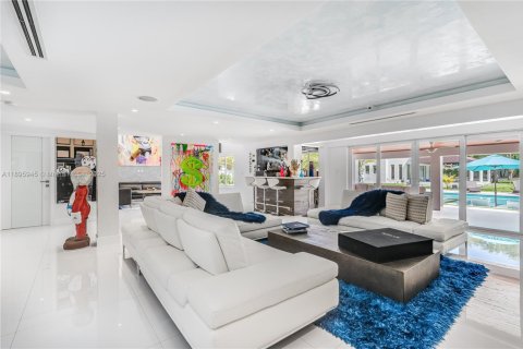 Casa en alquiler en Miami, Florida, 7 dormitorios, 743.22 m2 № 1947771 - foto 4