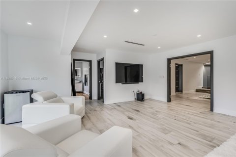 Casa en alquiler en Miami, Florida, 7 dormitorios, 743.22 m2 № 1947771 - foto 8