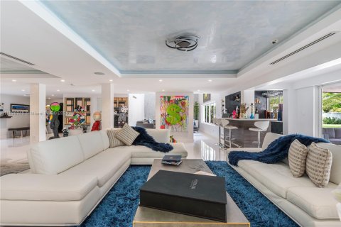 Casa en alquiler en Miami, Florida, 7 dormitorios, 743.22 m2 № 1947771 - foto 6