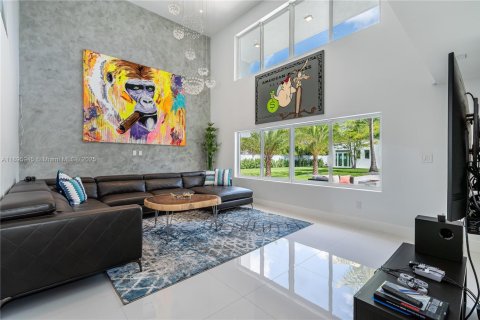 Casa en alquiler en Miami, Florida, 7 dormitorios, 743.22 m2 № 1947771 - foto 12
