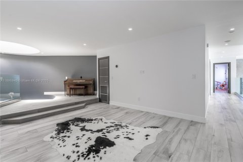 Casa en alquiler en Miami, Florida, 7 dormitorios, 743.22 m2 № 1947771 - foto 17