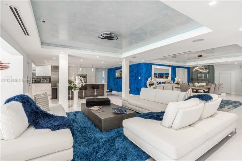 Casa en alquiler en Miami, Florida, 7 dormitorios, 743.22 m2 № 1947771 - foto 5