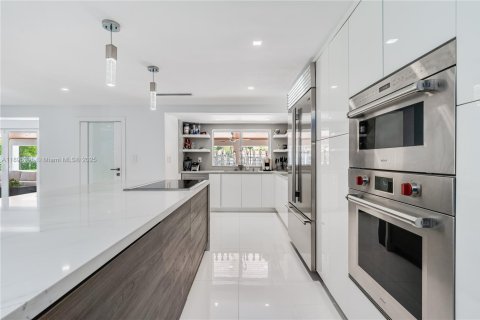 Casa en alquiler en Miami, Florida, 7 dormitorios, 743.22 m2 № 1947771 - foto 9