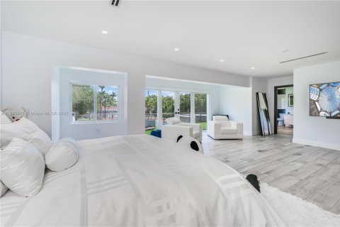 Casa en alquiler en Miami, Florida, 7 dormitorios, 743.22 m2 № 1947771 - foto 25