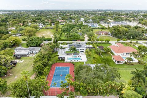 Casa en alquiler en Miami, Florida, 7 dormitorios, 743.22 m2 № 1947771 - foto 3