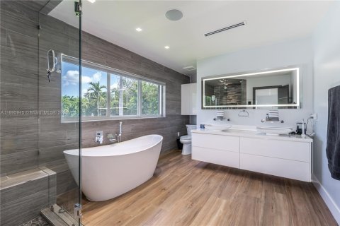 Casa en alquiler en Miami, Florida, 7 dormitorios, 743.22 m2 № 1947771 - foto 26