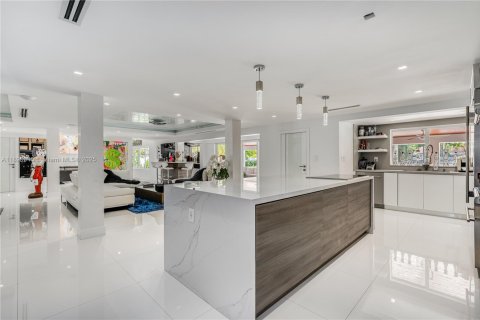 Casa en alquiler en Miami, Florida, 7 dormitorios, 743.22 m2 № 1947771 - foto 10