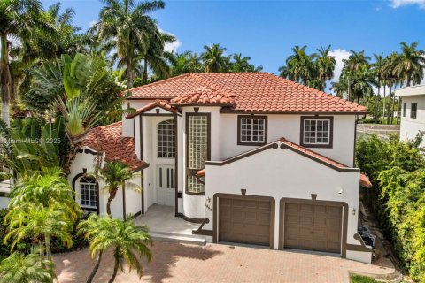 Villa ou maison à vendre à Hollywood, Floride: 5 chambres, 397.71 m2 № 1934464 - photo 1