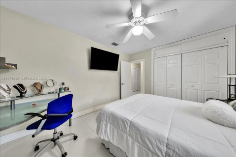 House in Palmetto Bay, Florida 4 bedrooms, 243.59 sq.m. № 2033550 - photo 30