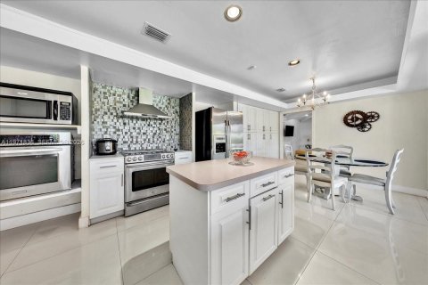 House in Palmetto Bay, Florida 4 bedrooms, 243.59 sq.m. № 2033550 - photo 18