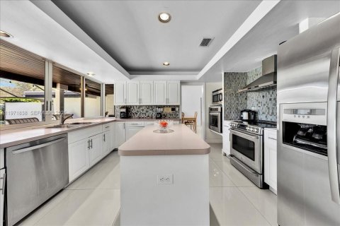 House in Palmetto Bay, Florida 4 bedrooms, 243.59 sq.m. № 2033550 - photo 17