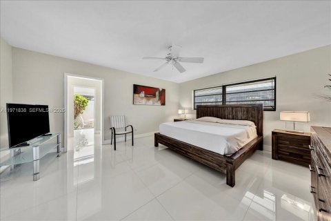 House in Palmetto Bay, Florida 4 bedrooms, 243.59 sq.m. № 2033550 - photo 23