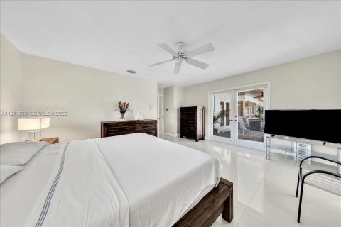 House in Palmetto Bay, Florida 4 bedrooms, 243.59 sq.m. № 2033550 - photo 26