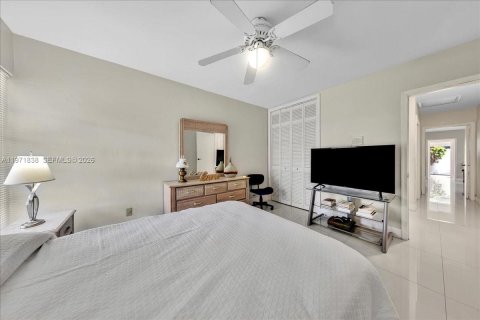 House in Palmetto Bay, Florida 4 bedrooms, 243.59 sq.m. № 2033550 - photo 28