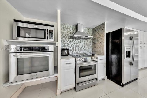 House in Palmetto Bay, Florida 4 bedrooms, 243.59 sq.m. № 2033550 - photo 20