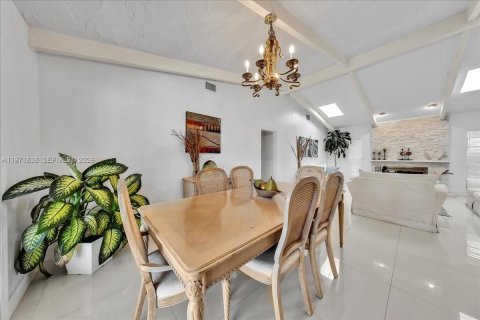 House in Palmetto Bay, Florida 4 bedrooms, 243.59 sq.m. № 2033550 - photo 10