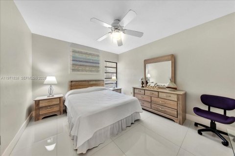 House in Palmetto Bay, Florida 4 bedrooms, 243.59 sq.m. № 2033550 - photo 27