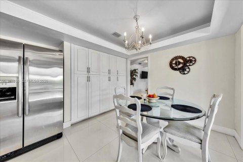 House in Palmetto Bay, Florida 4 bedrooms, 243.59 sq.m. № 2033550 - photo 21