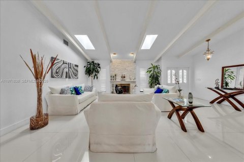 House in Palmetto Bay, Florida 4 bedrooms, 243.59 sq.m. № 2033550 - photo 6