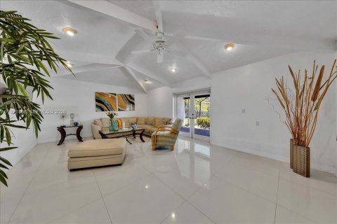 House in Palmetto Bay, Florida 4 bedrooms, 243.59 sq.m. № 2033550 - photo 11