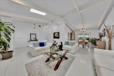 House in Palmetto Bay, Florida 4 bedrooms, 243.59 sq.m. № 2033550 - photo 8