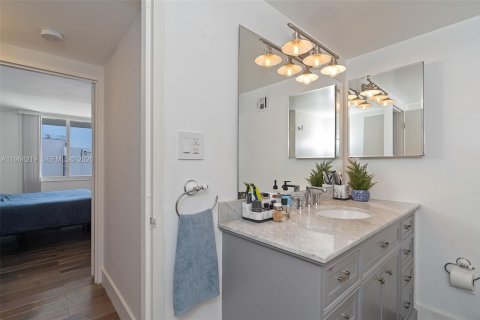Condo in Miami Beach, Florida, 1 bedroom  № 2081280 - photo 23