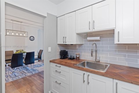 Condo in Miami Beach, Florida, 1 bedroom  № 2081280 - photo 18