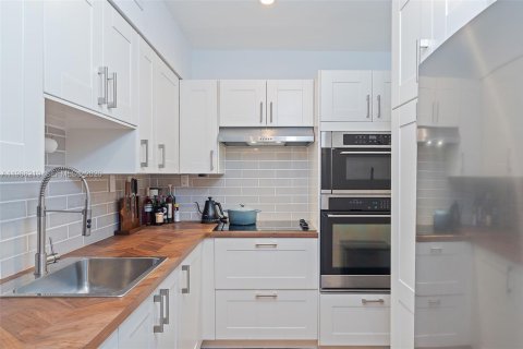 Condo in Miami Beach, Florida, 1 bedroom  № 2081280 - photo 19