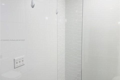 Condo in Miami, Florida, 1 bedroom  № 1830195 - photo 24