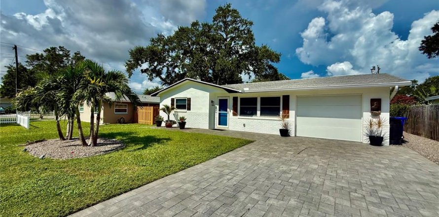 House in Dunedin, Florida 2 bedrooms, 82.13 sq.m. № 1876920