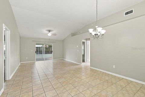 Villa ou maison à louer à Wesley Chapel, Floride: 4 chambres, 157 m2 № 2413562 - photo 3