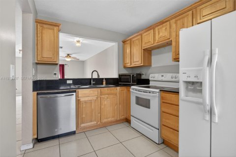 Touwnhouse à louer à Margate, Floride: 2 chambres, 110.55 m2 № 2044644 - photo 9