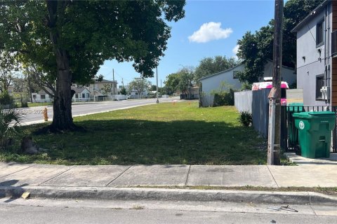 Commercial property in Miami, Florida № 2090567