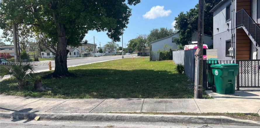 Commercial property in Miami, Florida № 2090567