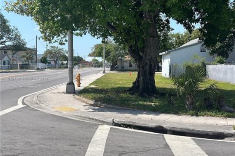 Commercial property in Miami, Florida № 2090567 - photo 2