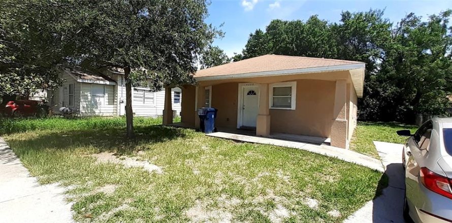 House in Tampa, Florida 4 bedrooms, 139.35 sq.m. № 2239531