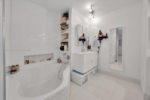 Townhouse in Miami, Florida 2 bedrooms, 103.12 sq.m. № 1954845 - photo 23