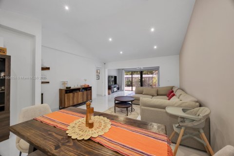 Townhouse in Miami, Florida 2 bedrooms, 103.12 sq.m. № 1954845 - photo 12