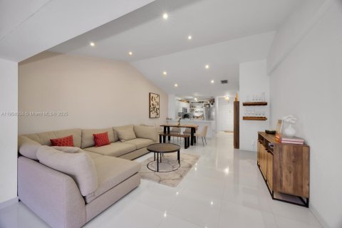 Townhouse in Miami, Florida 2 bedrooms, 103.12 sq.m. № 1954845 - photo 15