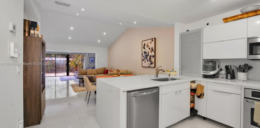 Townhouse in Miami, Florida 2 bedrooms, 103.12 sq.m. № 1954845