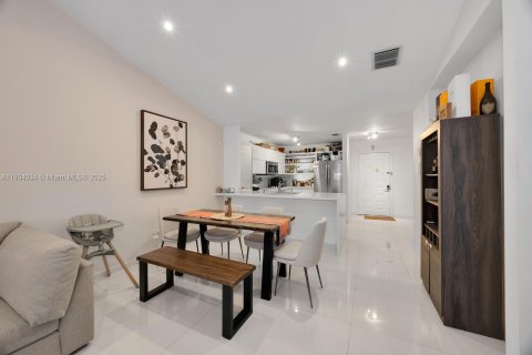 Townhouse in Miami, Florida 2 bedrooms, 103.12 sq.m. № 1954845 - photo 14