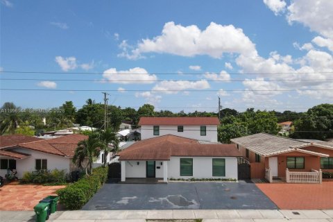 House in Miami, Florida 2 bedrooms, 271.27 sq.m. № 2064534