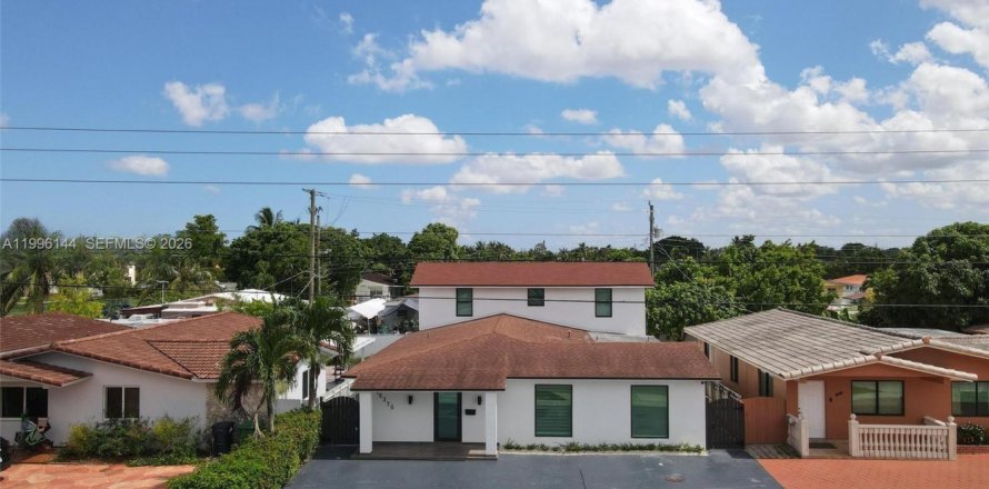 House in Miami, Florida 2 bedrooms, 271.27 sq.m. № 2064534