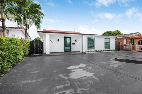 House in Miami, Florida 2 bedrooms, 271.27 sq.m. № 2064534 - photo 3