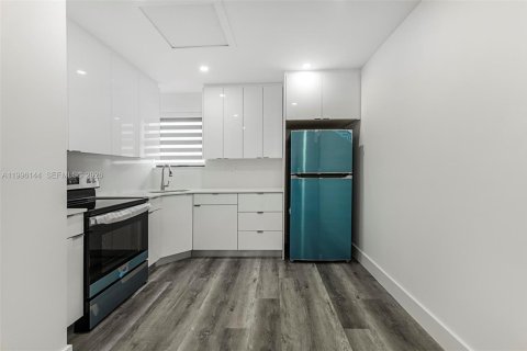 House in Miami, Florida 2 bedrooms, 271.27 sq.m. № 2064534 - photo 7