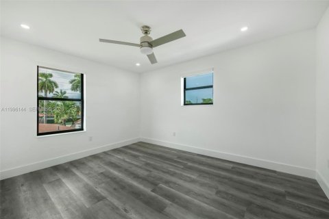 House in Miami, Florida 2 bedrooms, 271.27 sq.m. № 2064534 - photo 5
