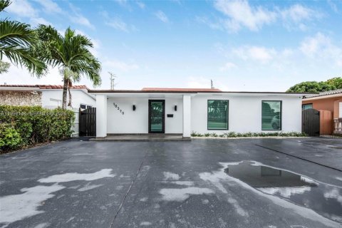House in Miami, Florida 2 bedrooms, 271.27 sq.m. № 2064534 - photo 2