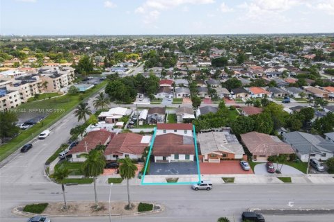 House in Miami, Florida 2 bedrooms, 271.27 sq.m. № 2064534 - photo 9