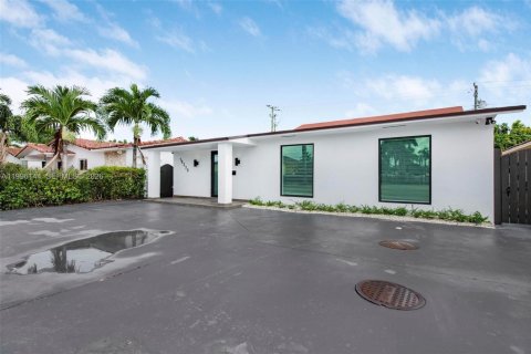 House in Miami, Florida 2 bedrooms, 271.27 sq.m. № 2064534 - photo 4